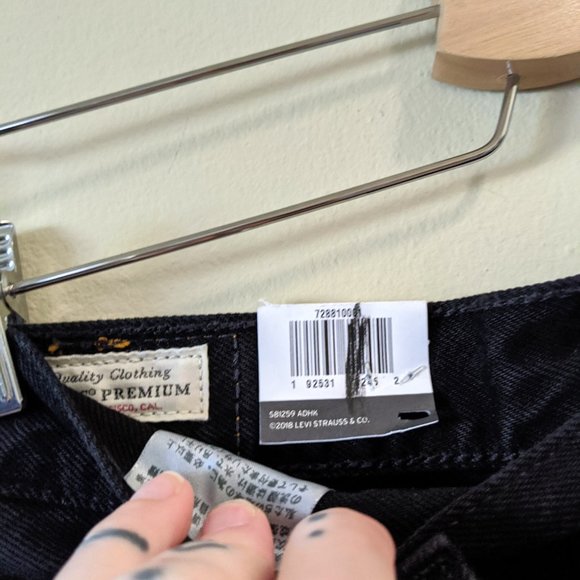 NWT Levi's Black Distressed Biker Slouch Short - Picture 5 of 11